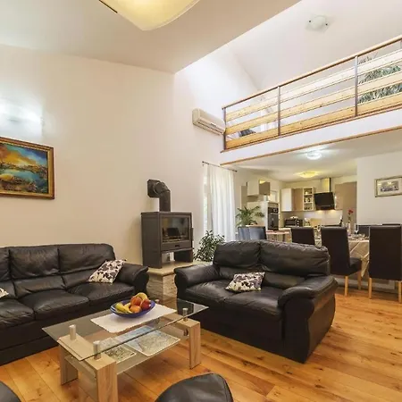 Villa Luxury Experience In Kacana With Heated Pool And Play Station 4 Vodnjan